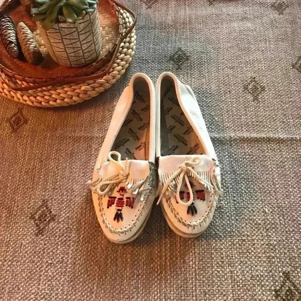 Women's Size 10 Vintage Minnetonka White Leather Beaded Moccasins - Picture 2 of 8